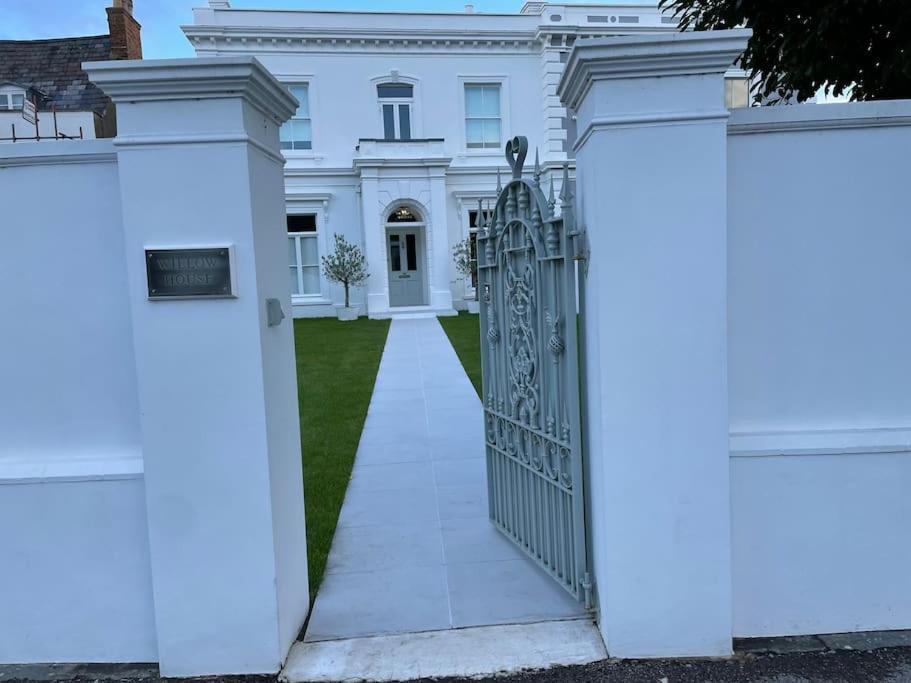 Willow House, Georgian Property In シェパートン エクステリア 写真